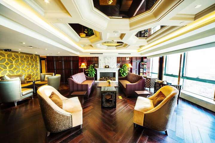 Lounge 84 of 99