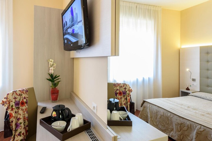 Room 9 of 16