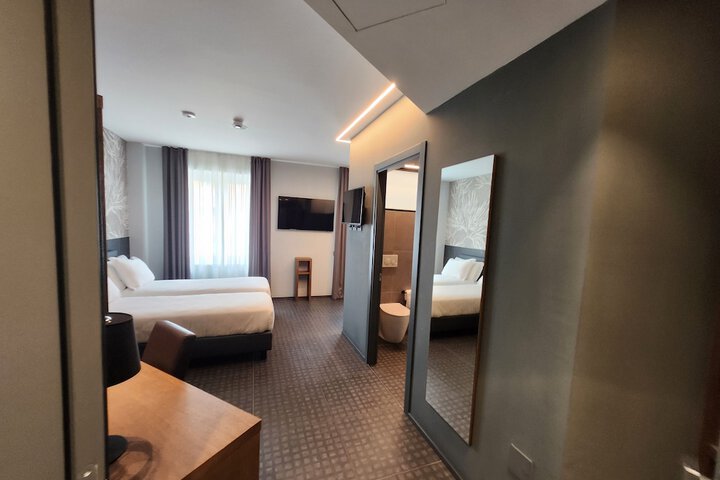 Room 2 of 25
