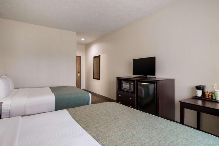2 Double Accessible Bathtub Work Desk Microwave, Refrigerator WiFi Full Breakfast (2 of 10)