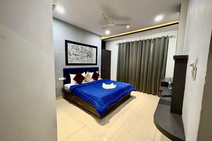 Room 5 of 12