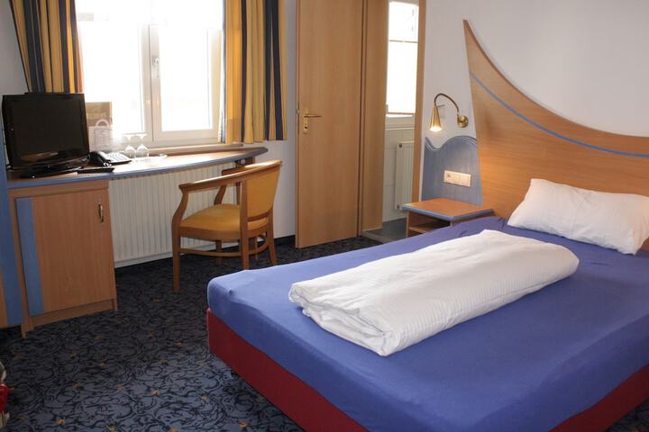 Room 9 of 42