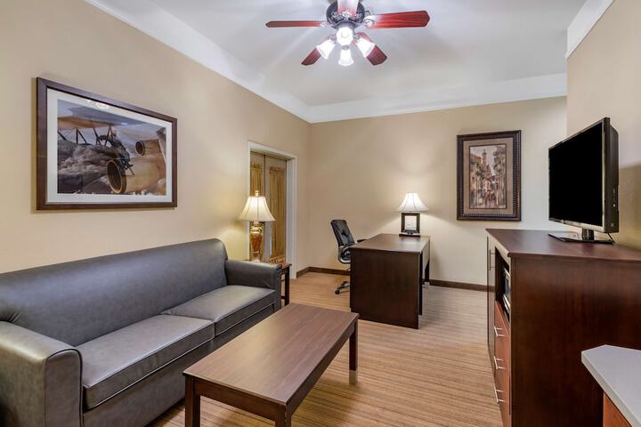 1 King Bed High Speed Internet Accessible Microwave and Refrigerator Pillowtop Bed 27 Inch Flat Screen Television Oversized Desk Full Breakfast (10 of 23)