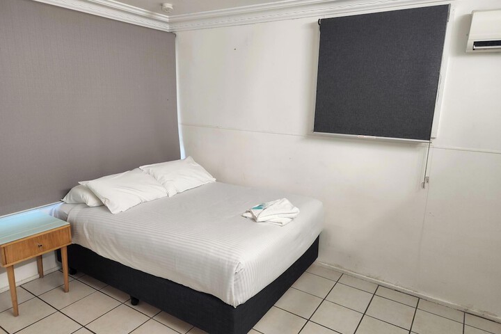 Room 2 of 73