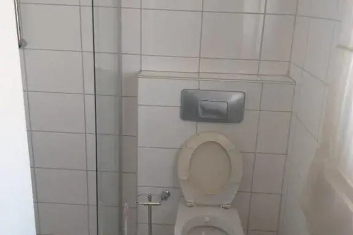 Room 7 of 18