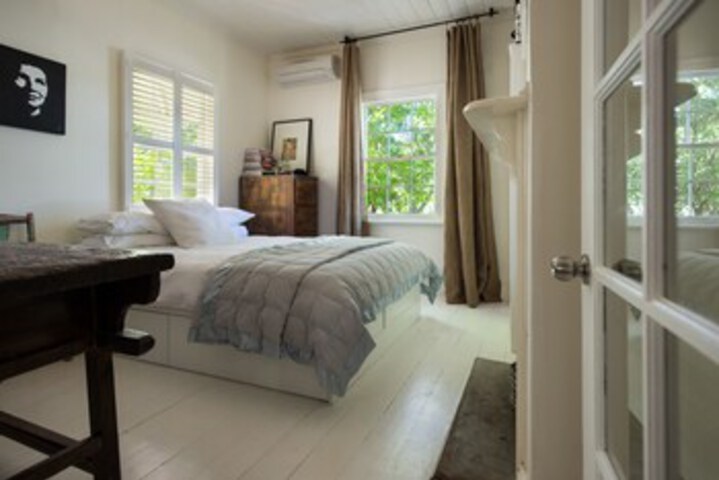 Room 9 of 12