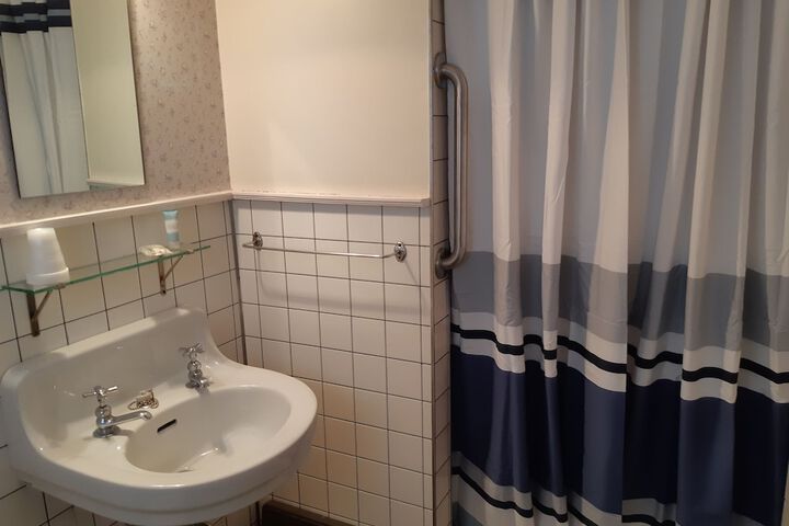 Room 166 of 215