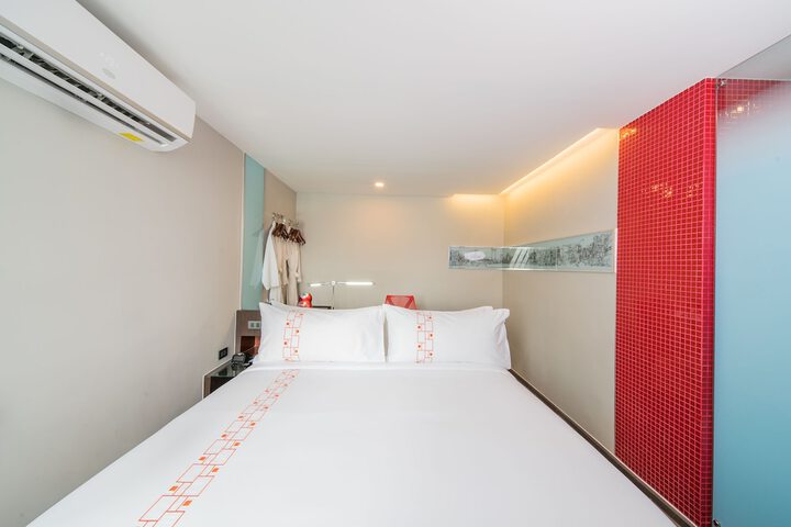 Room 12 of 64