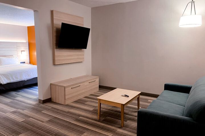 1 King Bed Suite (2 of 24)