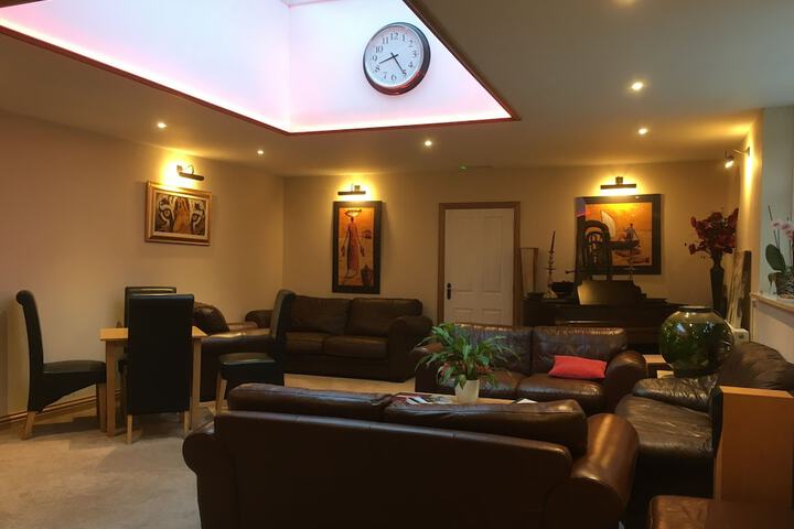 Lounge 27 of 39