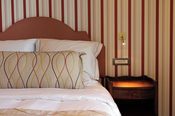 Room 13 of 76