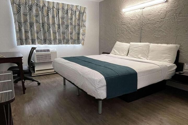 1 King Bed (2 of 6)