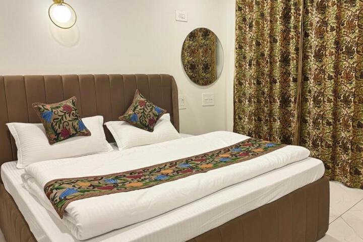HOTEL CRESCENT