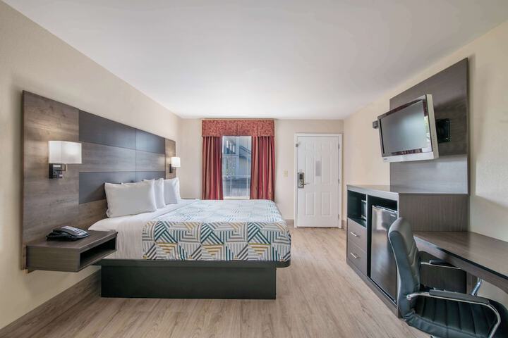 Deluxe Room 1 King Bed Refrigerator, Microwave (8 of 14)