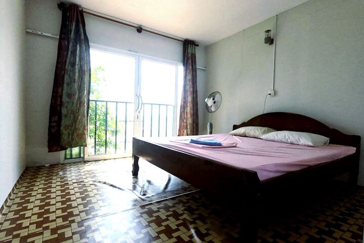 Room 5 of 12
