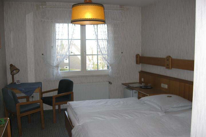 Room 3 of 33