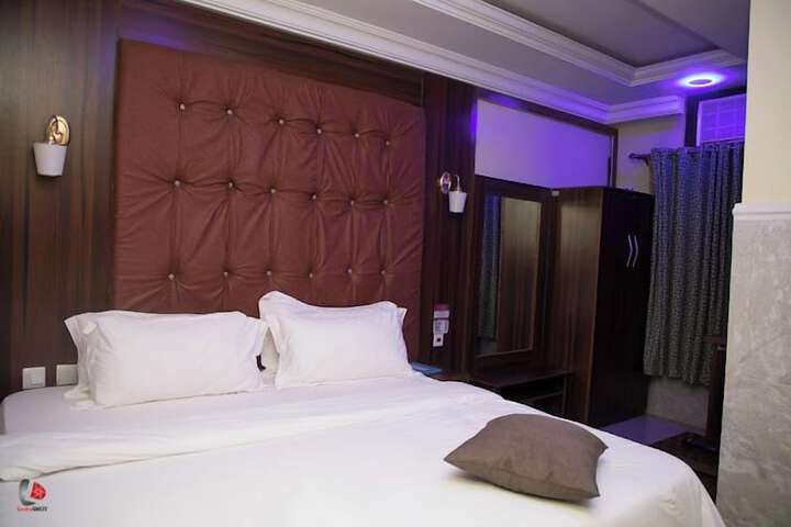 Room 11 of 76