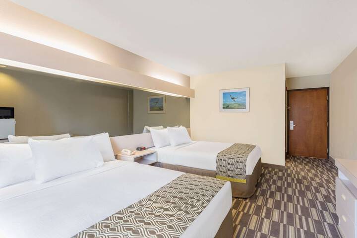 1 Queen Bed (16 of 18)