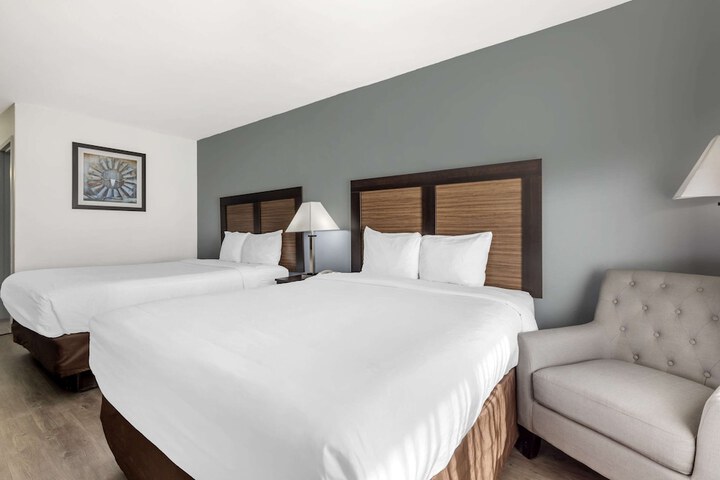 1 Queen Bed Efficiency Accessible (8 of 11)