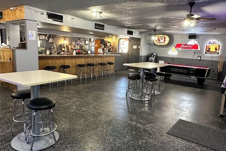 Lounge 13 of 28