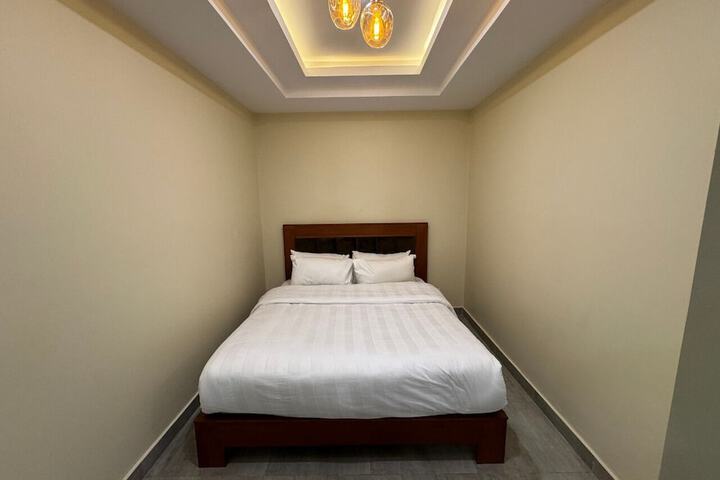 Room 6 of 80
