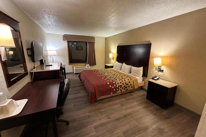 1 King Bed (3 of 6)