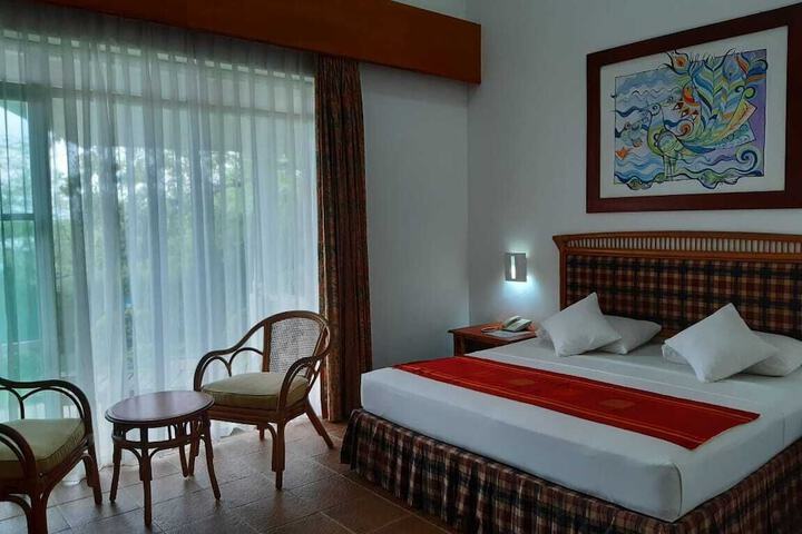 Room 4 of 9