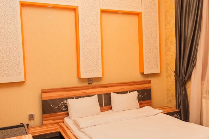 Room 8 of 18