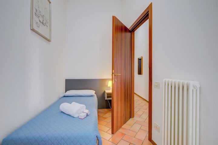 Room 27 of 128