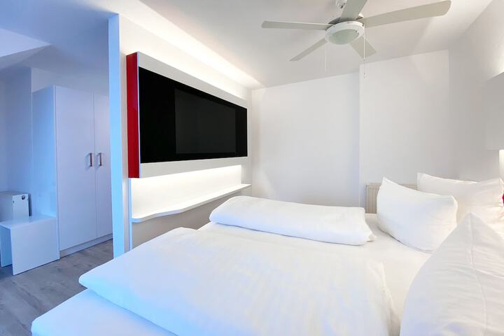 Room 4 of 16