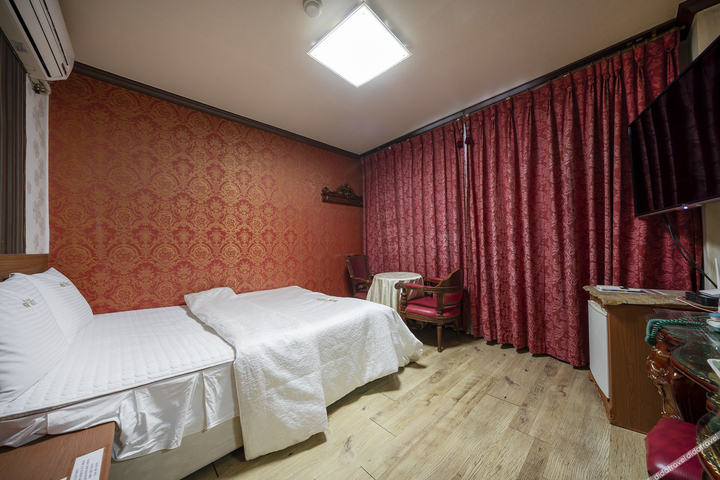 Room 4 of 5