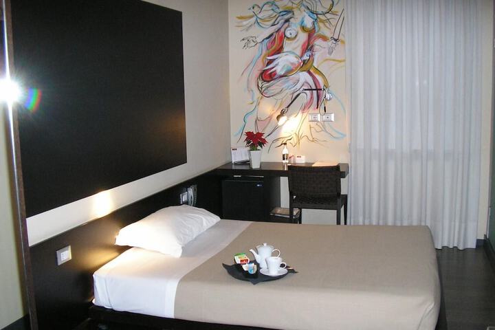 Room 10 of 32
