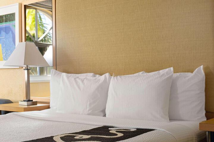 2 Double Beds (14 of 17)