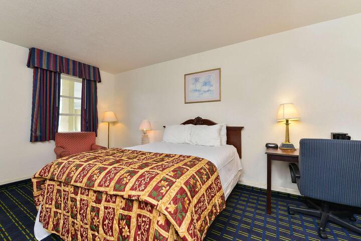 1 Queen Bed (4 of 7)