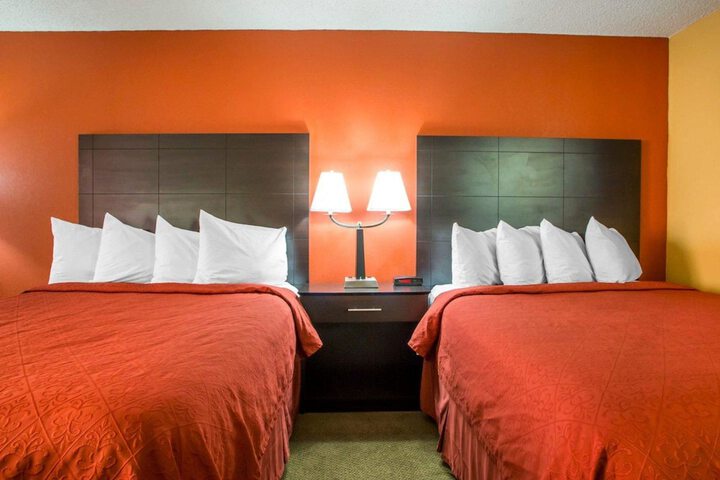 1 Queen Bed Accessible (5 of 10)