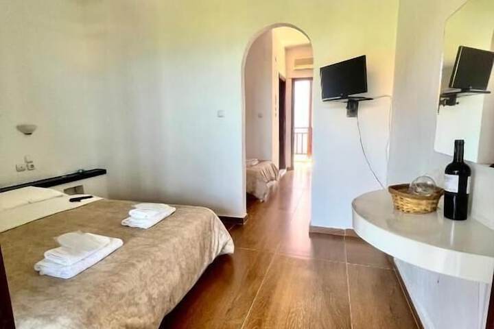 Paradise Hotel in Aristotelis