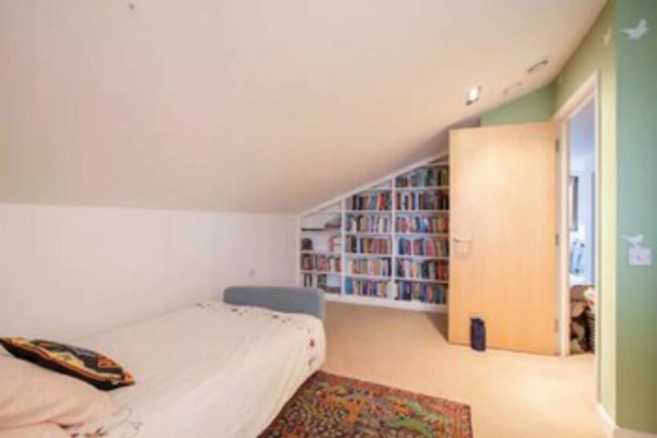 Room 5 of 18