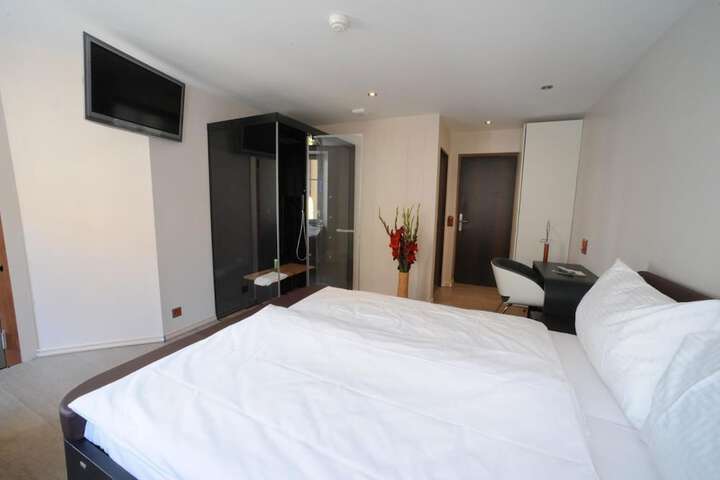 Room 17 of 32