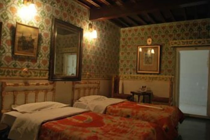 Room 2 of 25