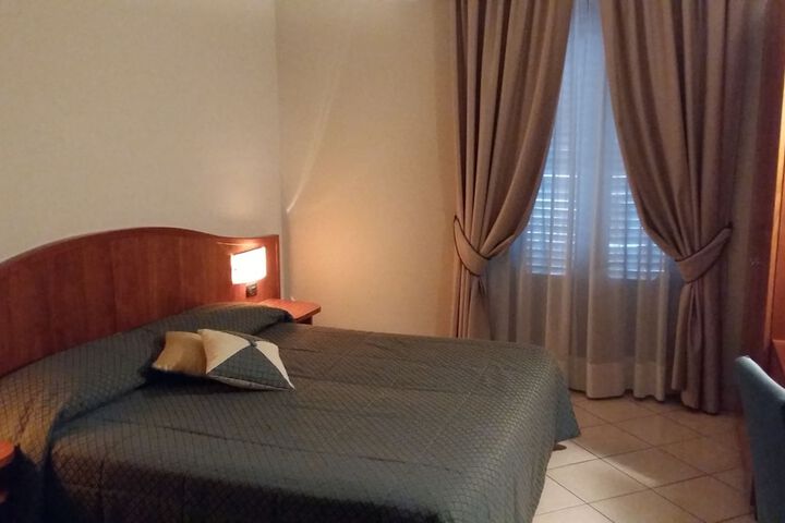 Room 16 of 28