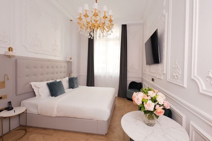 Room 7 of 32