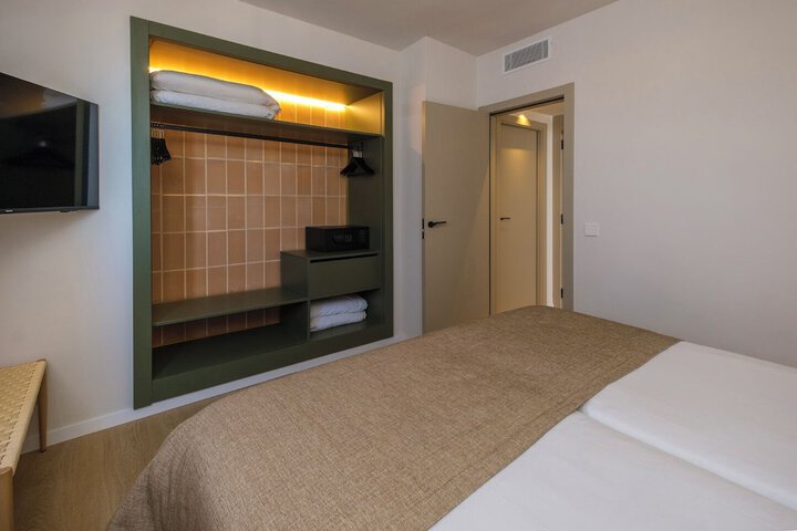 Room 50 of 98