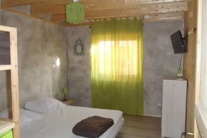 Room 2 of 10
