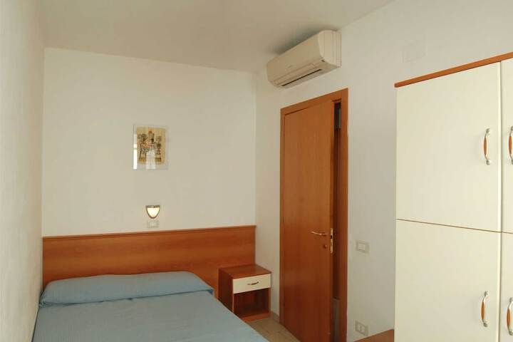 Room 9 of 30
