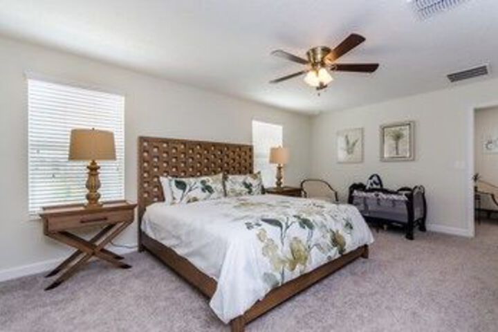 Room 10 of 32