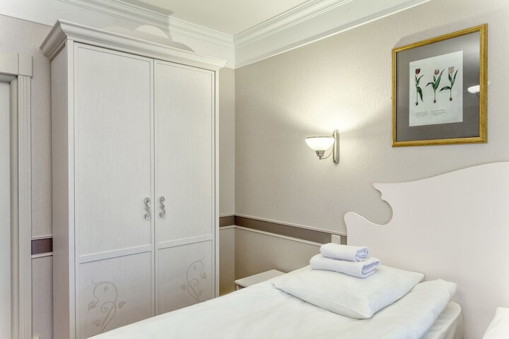 Room 11 of 23