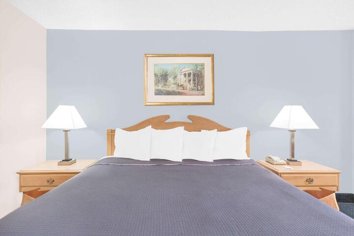 1 King Bed (8 of 17)