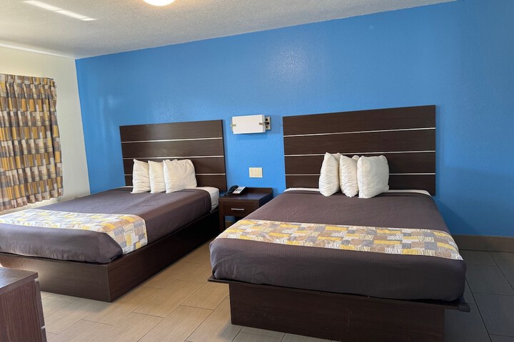 2 Queen Beds (2 of 8)