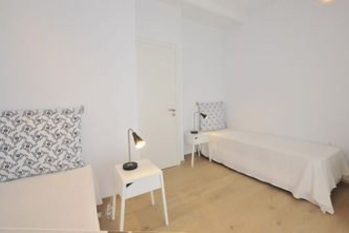 Room 6 of 18