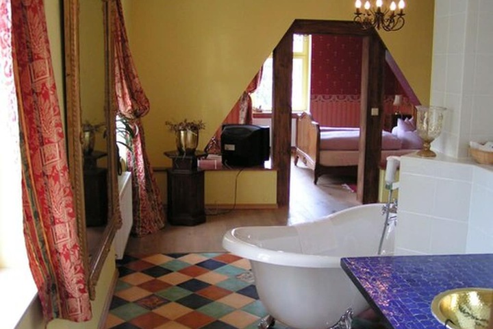 Deep soaking bathtub